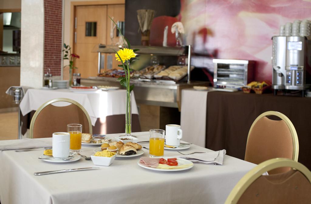 Hotel Tocina Business Альболоте Ресторан фото